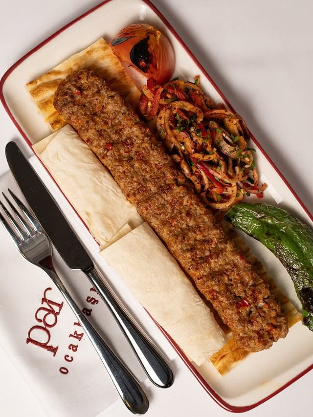 Kebabın 600 Yıllık Tarihi: Osmanlı Sarayından Modern Ocakbaşına